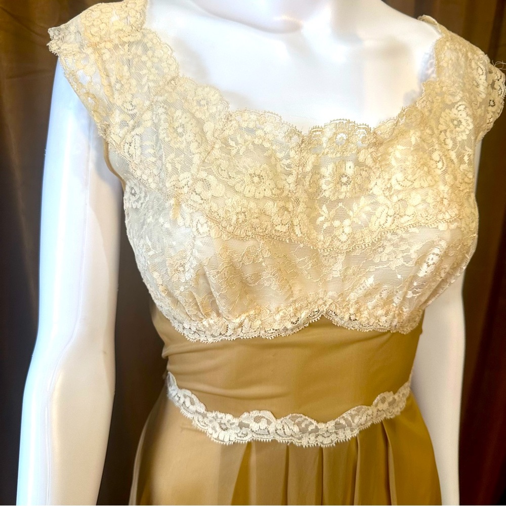 1970s peignoir set